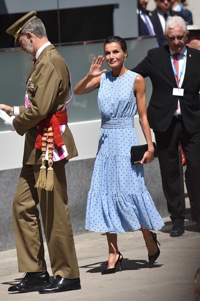 La reina ya había lucido en 2022 el vestido que ha llevado para la jura de bandera de su hija. En aquella ocasión, en Huesca, lo llevó con el pelo recogido.