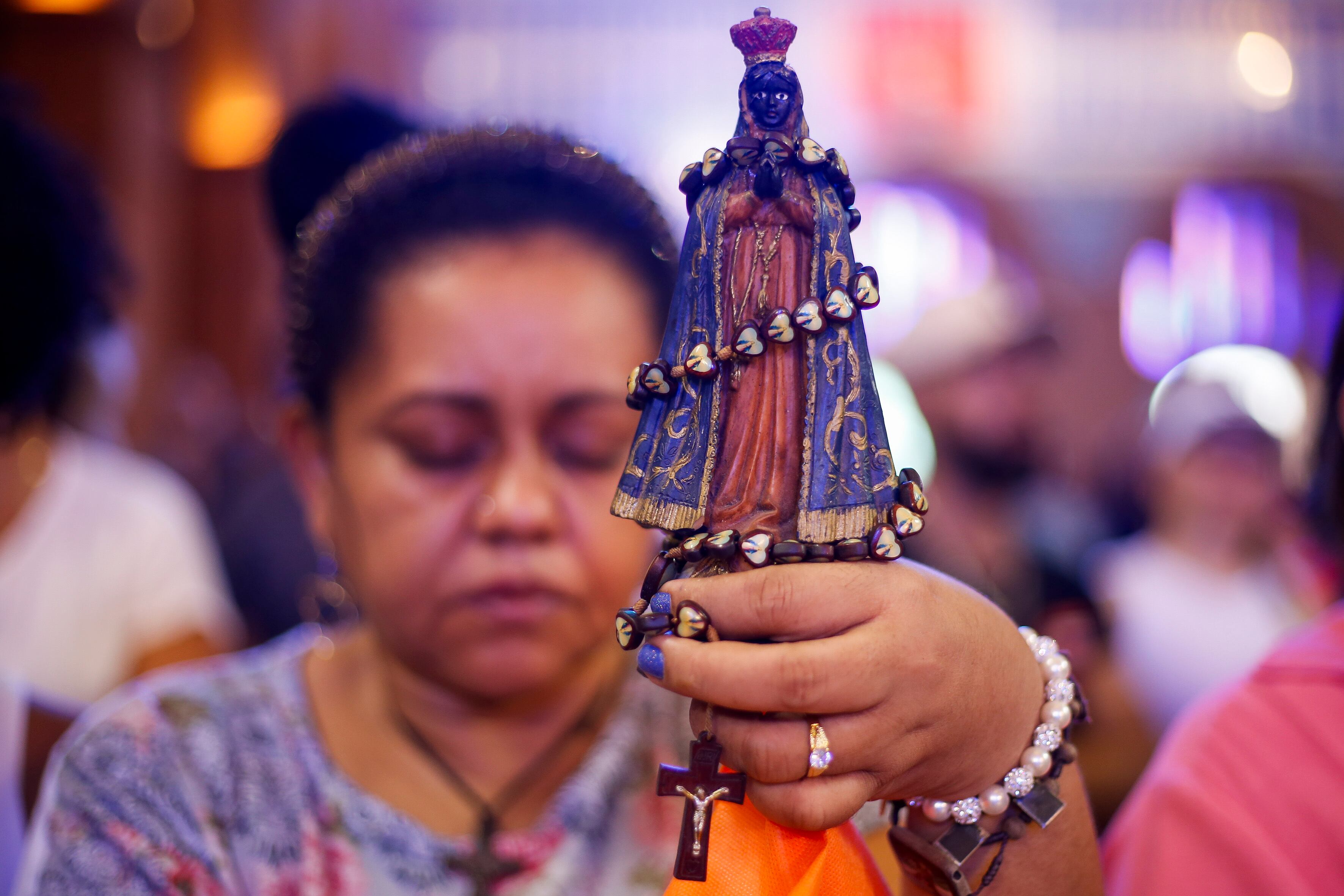 Una noticia falsa sobre la virgen de Aparecida, patrona de Brasil, marca el final de la campaña presidencial