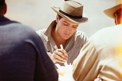 El cantante y actor, comiendo durante el rodaje de su película ‘Love Me Tender’.