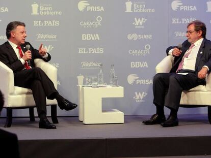 El presidente colombiano, Juan Manuel Santos, conversa con el presidente del grupo PRISA, Juan Luis Cebrián.