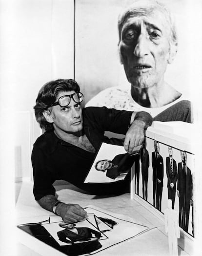 Richard Avedon. Norma Stevens, studio manager do famoso fotógrafo durante mais de 30 anos, e Steven M. L. Aronson, escritor que conheceu Avedon durante mais de quatro décadas, defenderam a bissexualidade do fotógrafo –e uma suposta relação de dez anos com Mike Nichols– na polêmica biografia Avedon: Something Personal.