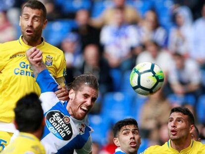 El central deportivista Albentosa disputa la pelota en el área de Las Palmas.