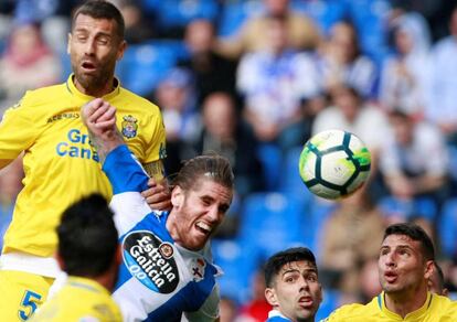 El central deportivista Albentosa disputa la pelota en el área de Las Palmas.