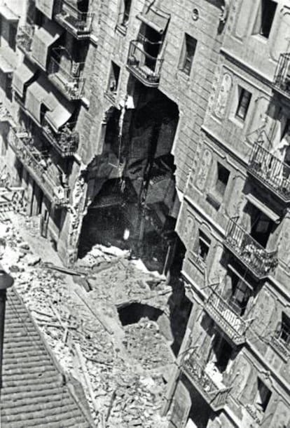 Un inmueble alcanzado por una bomba.