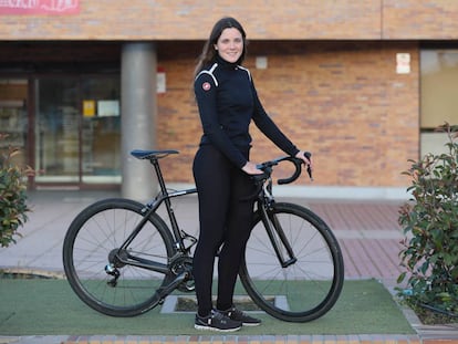 Adriana San Roman, campeona de España de ciclismo en pista con su bicicleta de carretera posando en su pueblo natal, Valdemorillo.