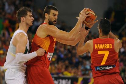 Marc Gasol protege el bal&oacute;n ante Splitter.