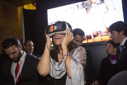 Margarita Zavala, política del Partido Acción Nacional, utiliza las gafas de realidad virtual durante su recorrido por la exposición del 40 aniversario de EL PAÍS.