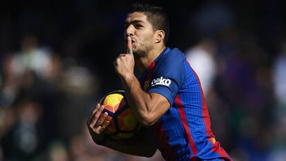 Luis Suárez celebra su gol frente al Betis.