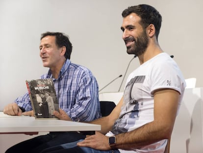 Mikel Balenziaga, en primer plano, junto a Jonan Bedialauneta durante el Athletic Club de Lectura de 'Mussche', celebrado en San Mamés en 2015.