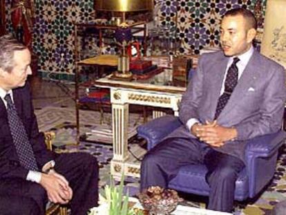Josep Piqué y el rey Mohamed VI, en la entrevista que mantuvieron en Marraquech el pasado octubre.
