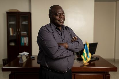 El doctor Jean Damascene Iyamuremye, responsable de la división de salud mental en el Gobierno, implementado por el Centro Biomédico Ruandés (RBC, por sus siglas en inglés), en su despacho de Kigali, en junio de 2023.