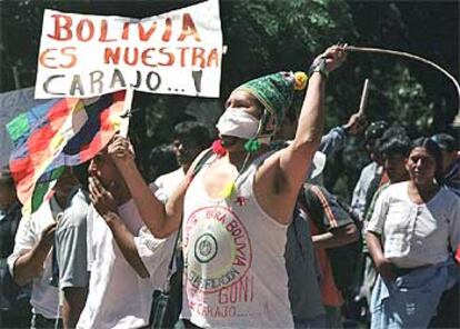 Estudiantes bolivianos protestan contra el presidente de Bolivia ayer en el centro de Cochabamba.