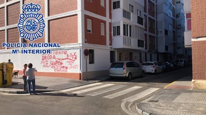 Otra de las fachadas del edificio con pintadas.