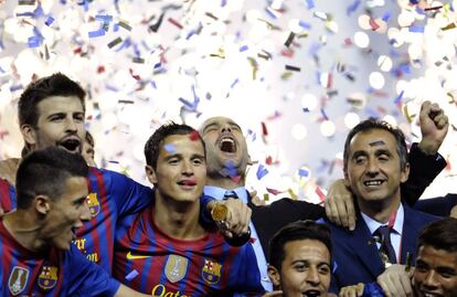 Guardiola celebra con el resto de su equipo la Copa del Rey, su título 14 como entrenador del F.C Barcelona.