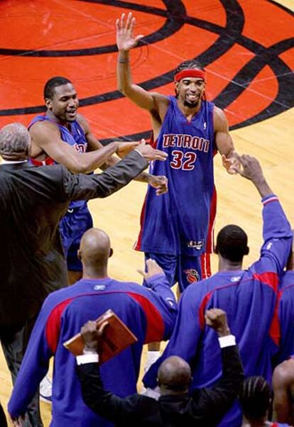 Los jugadores de los Pistons celebran el triunfo ante Miami.