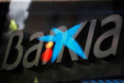 Fotografía de multiexposición que muestra los logotipos de las entidades bancarias Bankia y CaixaBank
