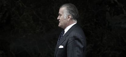 Luis B&aacute;rcenas, extesorero del PP, sale de la Audiencia Nacional en marzo de 2013. 