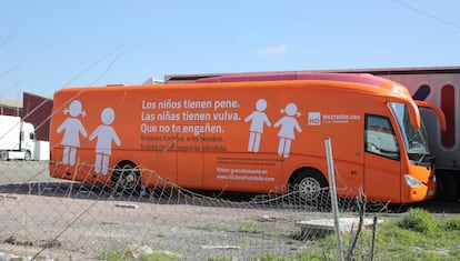 El autobús de Hazte Oír, inmovilizado en un aparcamiento de Coslada, en marzo.