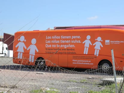 El autobús de Hazte Oír, inmovilizado en un aparcamiento de Coslada, en marzo.