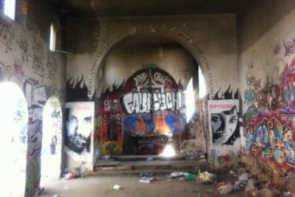 El interior del edificio abandonado está lleno de basura y grafitis.