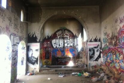 El interior del edificio abandonado está lleno de basura y grafitis.