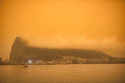Vista del Peñón de Gibraltar, este jueves, tras el avance de la calima en la zona del Estrecho.