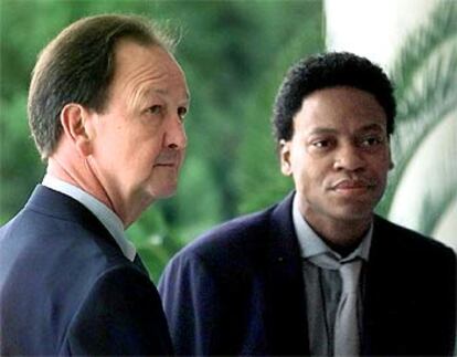 John Lawrence (izquierda) y Tyron Garner, a su llegada ante un tribunal de Houston en 1998.