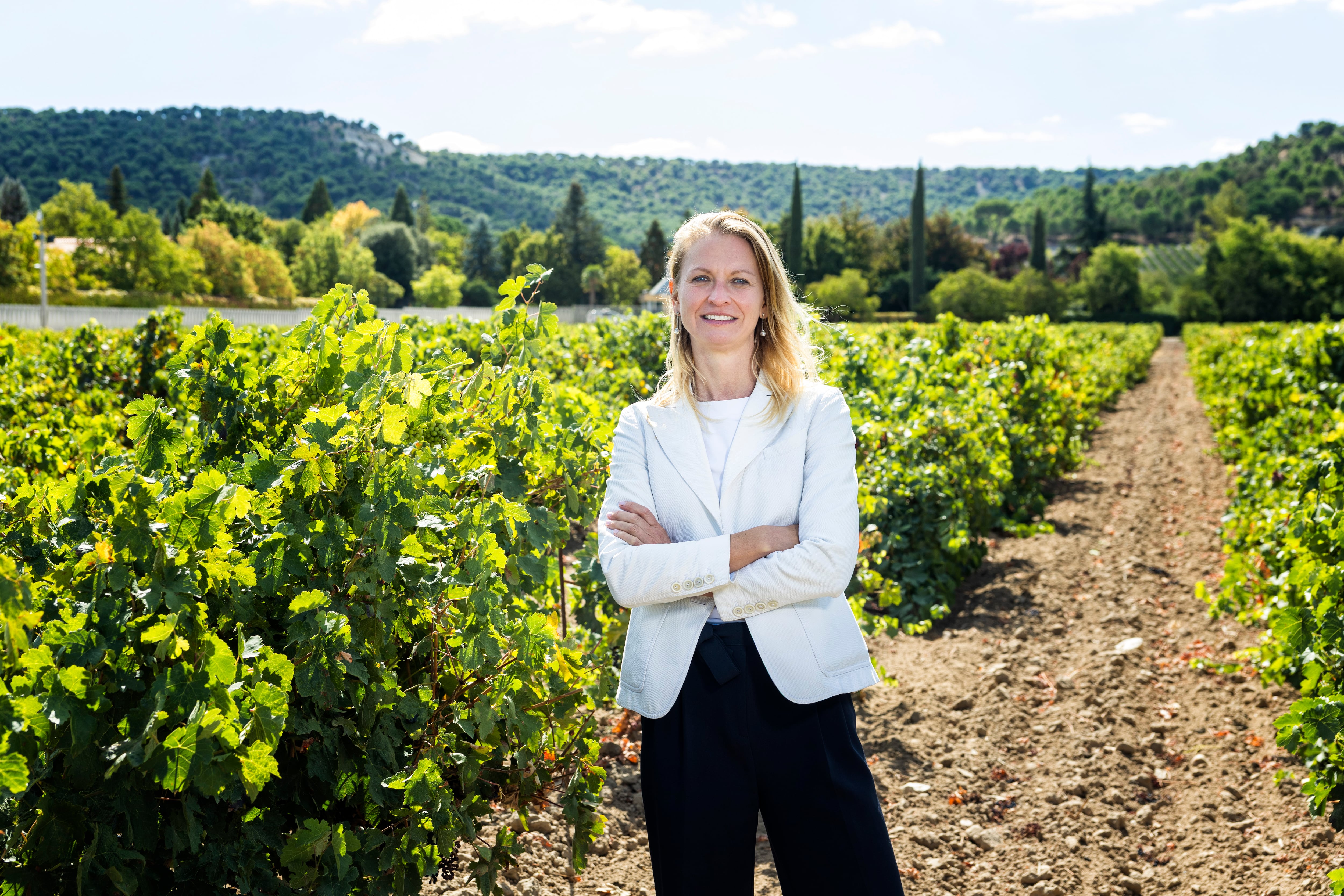 Jessica Julmy, directora general de Tempos Vega Sicilia, posa en el  viñedo de la bodega Vega Sicilia, en Valbuena de Duero (Valladolid).