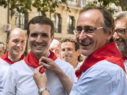 El presidente del PP del País Vasco, Alfonso Alonso pone al presidente de los populares, Pablo Casado, el pañuelo festivo durante la visita de éste a Vitoria. 
 