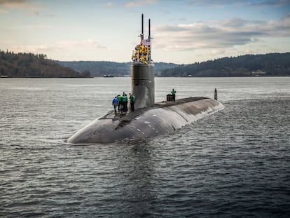 Un submarino de la marina estadounidense saliendo a flote.