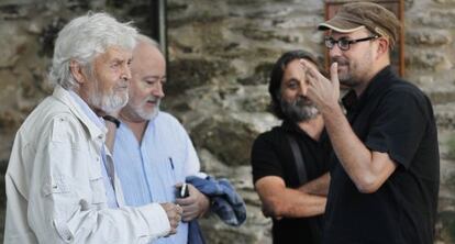 Xosé Manuel Beiras (izquierda) junto a Mario López Rico y Martiño Noriega (con visera), ayer en Santiago.