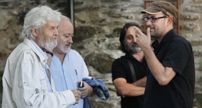 Xos&eacute; Manuel Beiras (izquierda) junto a Mario L&oacute;pez Rico y Marti&ntilde;o Noriega (con visera), ayer en Santiago.