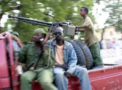 Un joven somalí recorre Kismayo junto a soldados etíopes a bordo de una camioneta con una ametralladora pesada.
