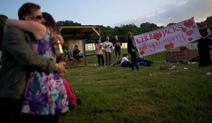 Un hombre propone matrimonio a su novia durante el primer día del festival de de Glastonbury, 26 de junio de 2013.