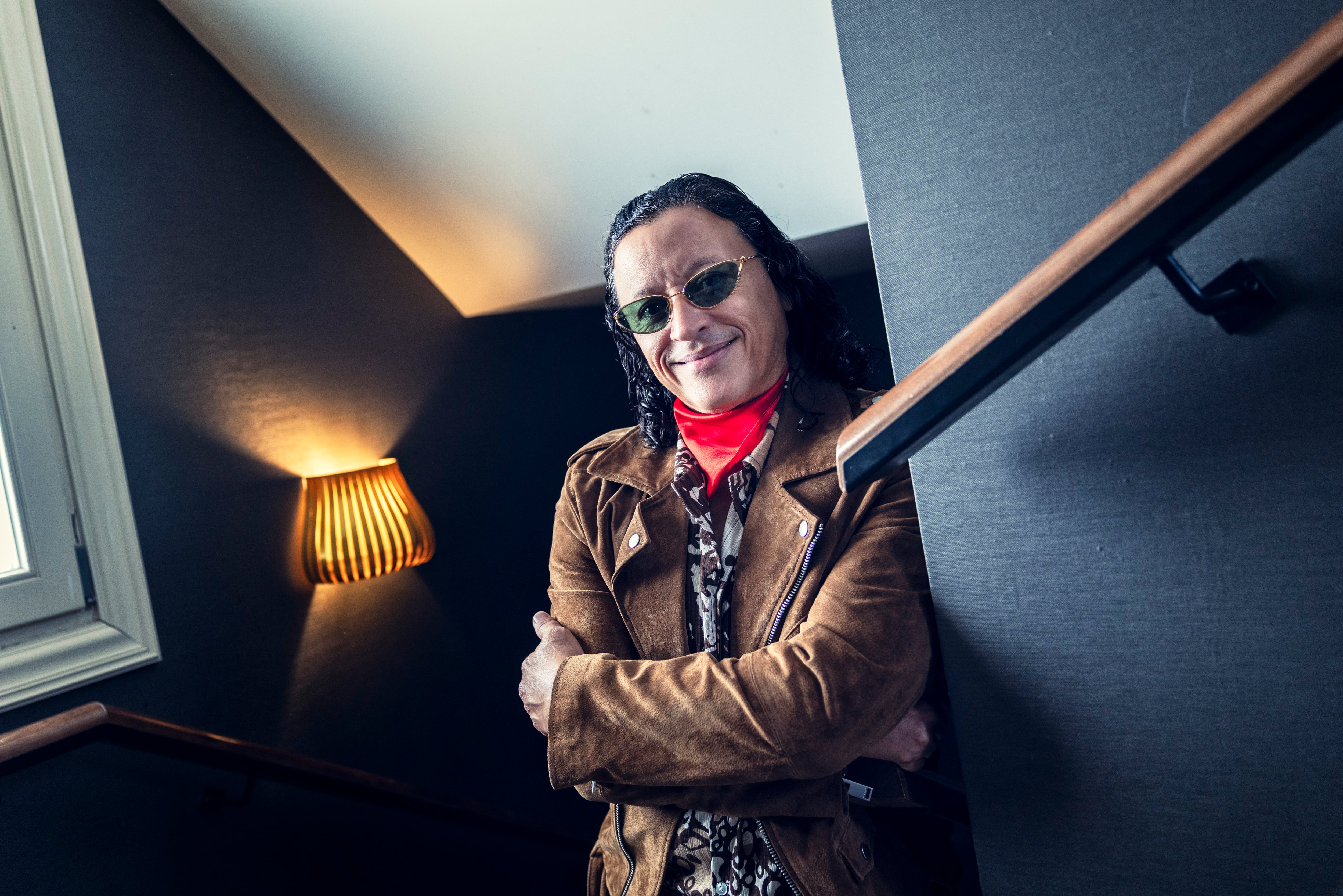 “Yo nací en las tarimas de las escuelas públicas de mi país, no comencé en redes sociales”, afirma el cantante, que posa en Madrid el 27 de abril pasado.