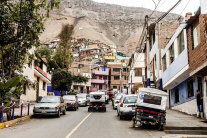 Se mire por donde se mire, no se ve otra cosa que las montañas que rodean la ciudad, totalmente edificadas.