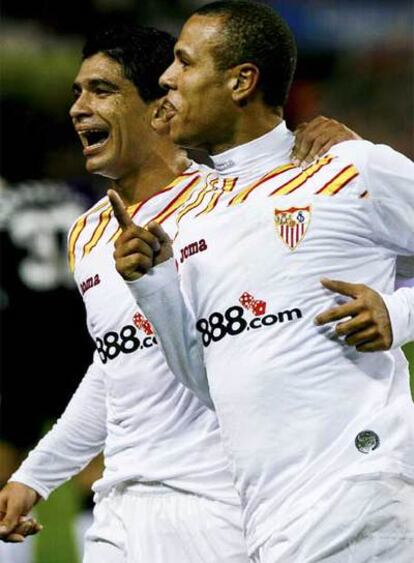 Luis Fabiano celebra con su compatriota Renato Florencio su segundo gol