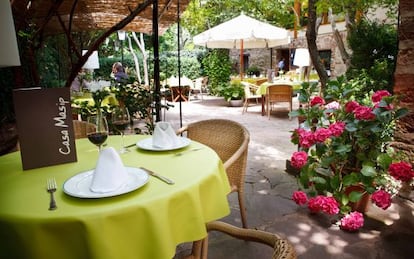 Terraza-restaurante de la Casa Masip, un hotel familiar en Ezcaray (La Rioja).