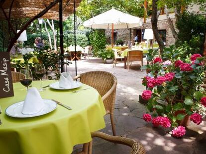 Terraza-restaurante de la Casa Masip, un hotel familiar en Ezcaray (La Rioja).