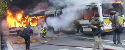 Los bomberos apagan el incendio provocado en el autobús en San Sebastián.
