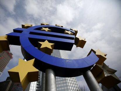 La escultura del euro ante la sede del BCE.