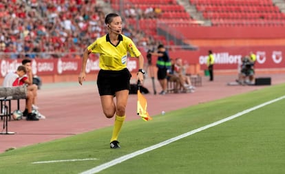 Guadalupe Porras, primera árbitra asistente de Primera División durante su estreno en el Mallorca-Eibar.