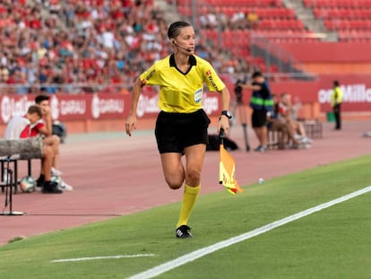 Guadalupe Porras, primera árbitra asistente de Primera División durante su estreno en el Mallorca-Eibar.