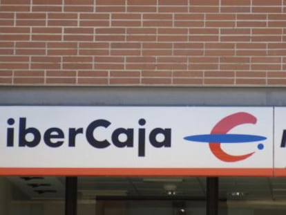 Logotipo de Ibercaja en una sucursal de Sanchinarro (Madrid).