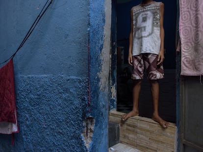 Garoto na porta de casa na favela do Jacarezinho, no Rio, onde ocorreu a chacina no último dia 6.