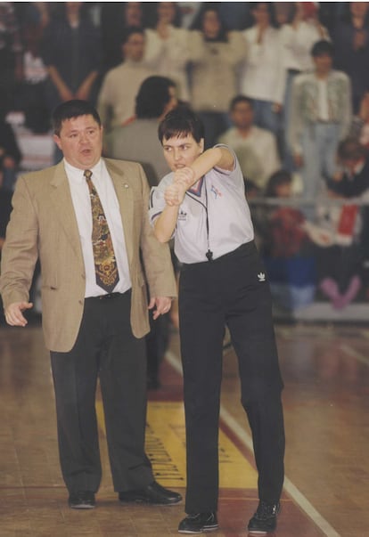 Pilar Landeira pitando en el año de su debut en ACB (1992). Foto cedida.