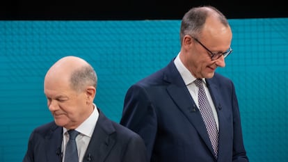 BERLIN (Germany), 09/02/2025.- Incumbent German Chancellor and Social Democratic Party (SPD) leader Olaf Scholz (L) and Christian Democratic Union (CDU) leader Friedrich Merz (R) pose for a picture before their TV debate in Berlin, Germany, 09 February 2025. Germany will hold early federal elections on 23 February 2025. (Elecciones, Alemania) EFE/EPA/MICHAEL KAPPELER / POOL