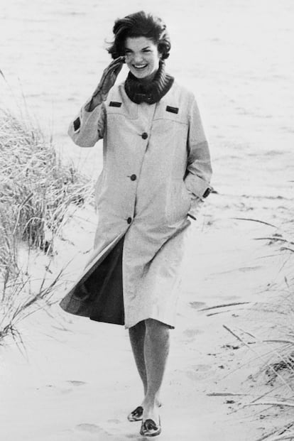 Jacqueline Kennedy Onassis. El guardarropa de la que fuera primera dama de Estados Unidos fue tan impecable que incluso dio lugar al llamado 'estilo Jackie'. Los kitten heels y los zapatos planos fueron parte importante de la esencia de su elegancia.