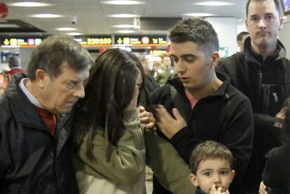 Enrique Alza (tercero por la izquierda) consuela a su novia.