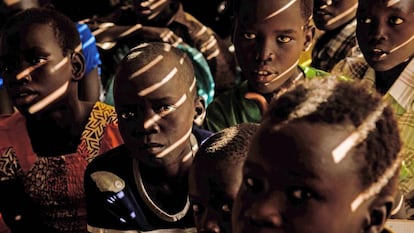 El sol se cuela por las rendijas al comienzo de una clase en una escuela de Bentiu, en Sudán del Sur.